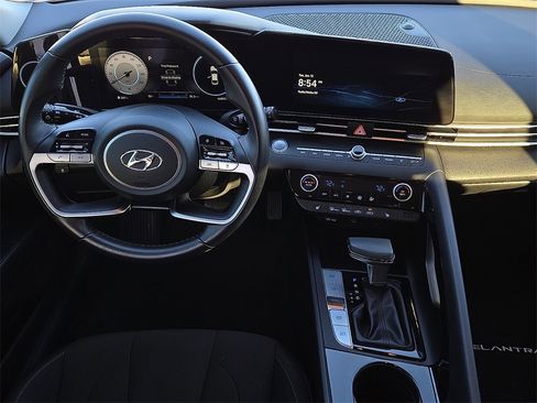 Used 2023 Hyundai Elantra SEL w/ Convenience Package image 10