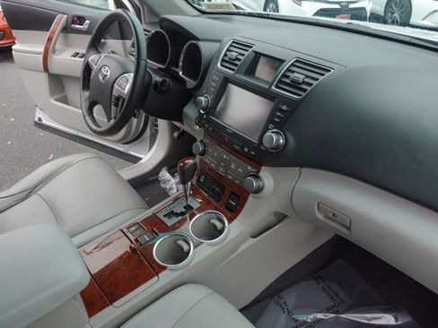 Used 2012 Toyota Highlander Limited w/ Tow Pkg image 14