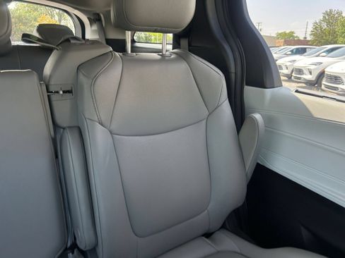 Used 2025 Toyota Sienna XLE FWD image 36