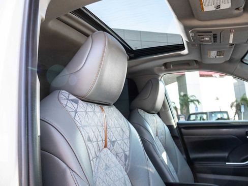 Used 2022 Toyota Highlander Bronze Edition image 21