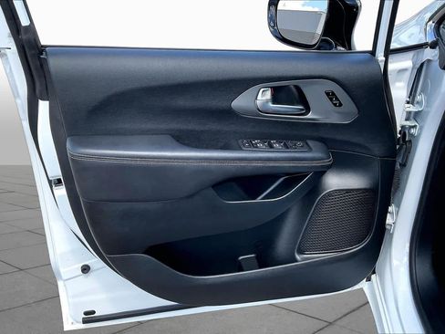 Used 2025 Chrysler Pacifica Select FWD image 20