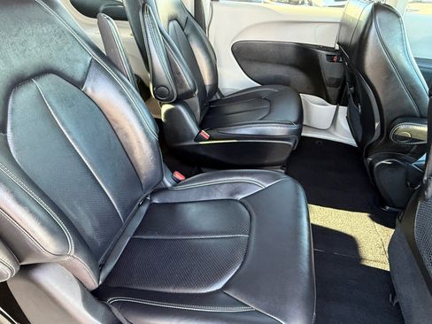 Used 2024 Chrysler Pacifica Select image 32