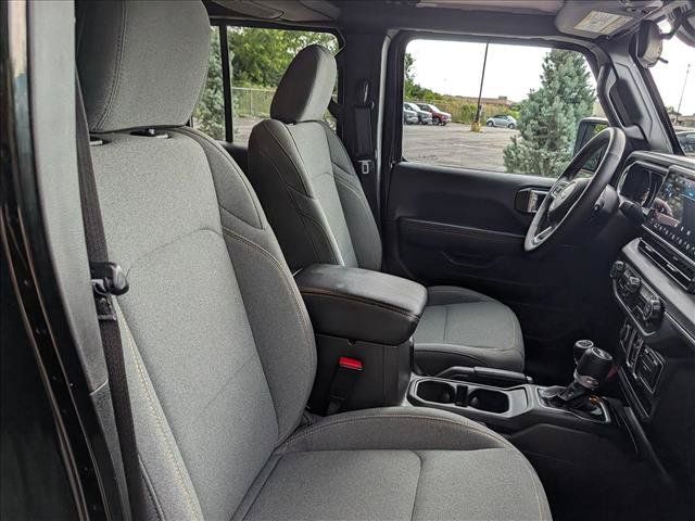 Used 2025 Jeep Wrangler Unlimited Sahara AWD/4WD image 12