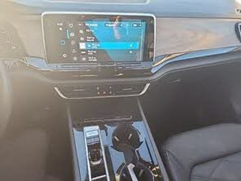 Used 2025 Volkswagen Atlas SE FWD image 8