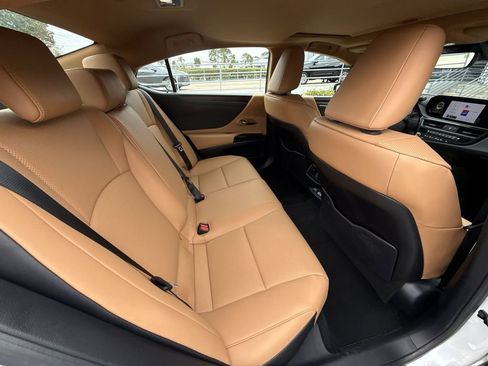 Used 2025 Lexus ES 350 w/ Premium Package image 17
