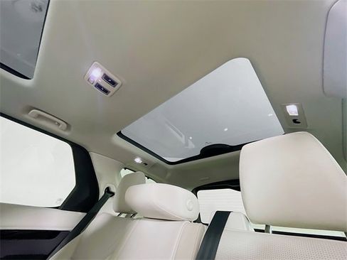 Used 2024 Land Rover Discovery S image 16