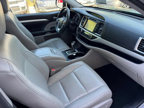 Used 2017 Toyota Highlander XLE FWD image 28