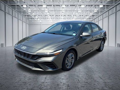 Certified 2025 Hyundai Elantra Hybrid FWD image 3