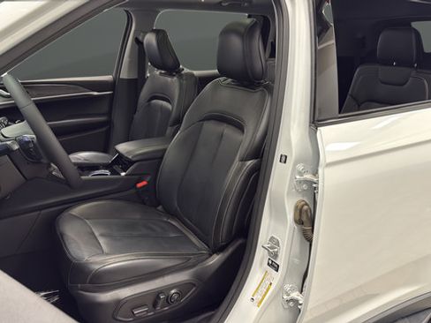 Used 2023 Jeep Grand Cherokee L Limited w/ Black Appearance Package AWD/4WD image 9