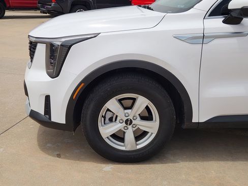 Used 2025 Kia Sorento LX FWD image 9