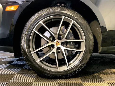 Used 2025 Porsche Macan image 11