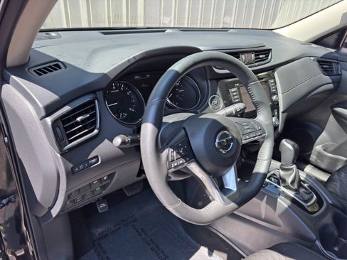 Used 2018 Nissan Rogue SV w/ Premium Package AWD/4WD image 11