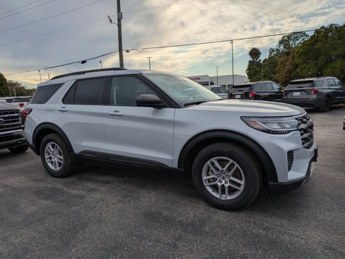 New 2026 Ford Explorer Active RWD image 2