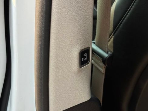 Used 2023 Chrysler Pacifica Touring-L FWD image 10