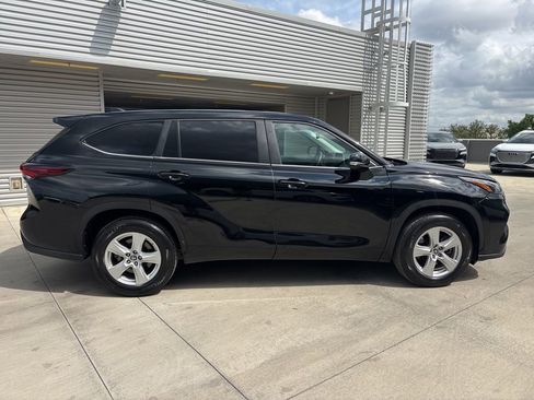 Used 2025 Toyota Highlander LE FWD image 4