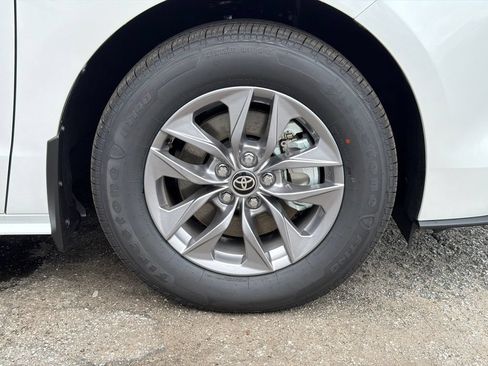 New 2026 Toyota Sienna XLE FWD image 12