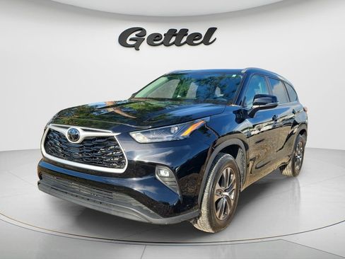 Used 2023 Toyota Highlander XLE FWD image 1