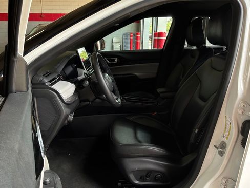 Used 2025 Jeep Compass Limited AWD/4WD image 10