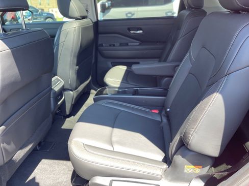 Used 2025 Nissan Pathfinder SL w/ SL Premium Package FWD image 11