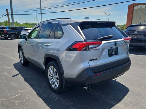 Used 2021 Toyota RAV4 XLE Premium AWD/4WD image 4
