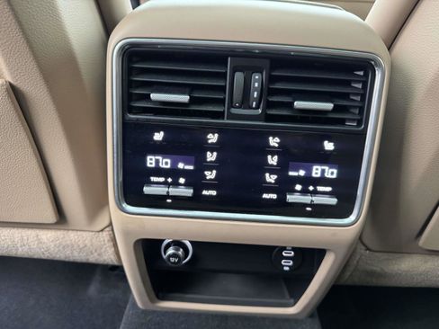 Used 2022 Porsche Cayenne Platinum Edition w/ Premium Package Plus image 25