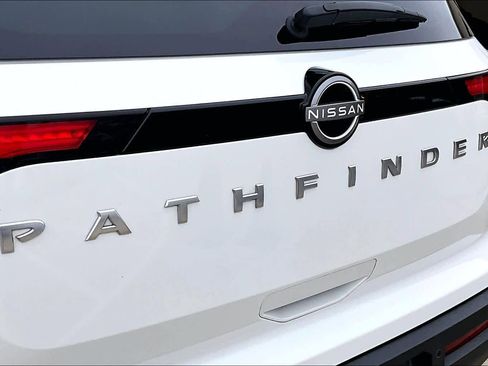 Used 2025 Nissan Pathfinder SV image 29