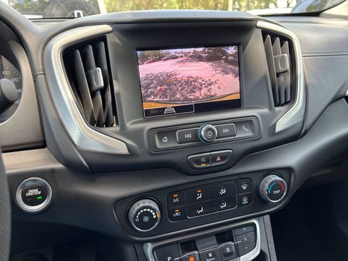 Used 2024 GMC Terrain SLE FWD image 17