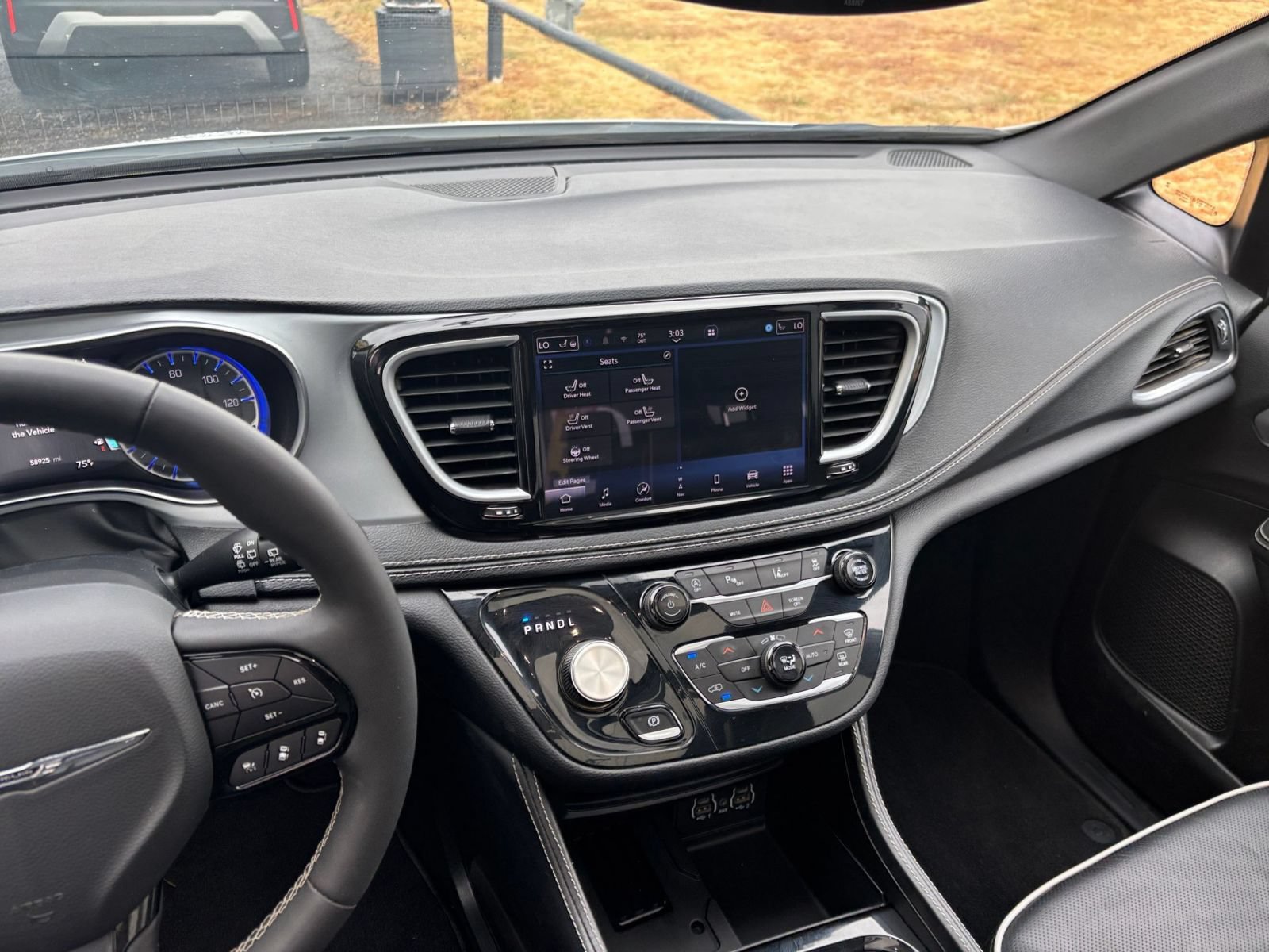 Used 2025 Chrysler Pacifica Limited FWD image 16