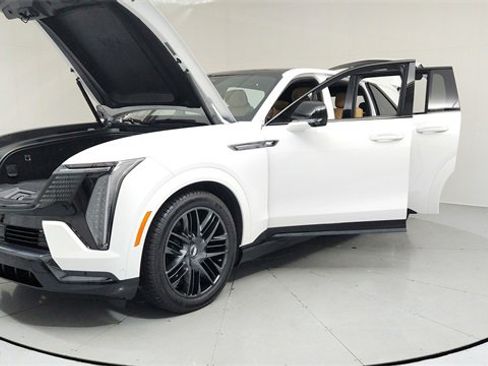 Used 2025 Cadillac Escalade IQ Sport 2 w/ LPO, ONYX Package image 9