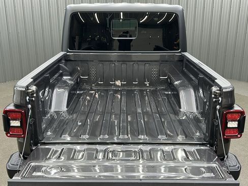 Used 2024 Jeep Gladiator Willys image 13
