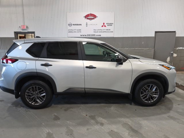 Used 2025 Nissan Rogue S AWD/4WD image 2