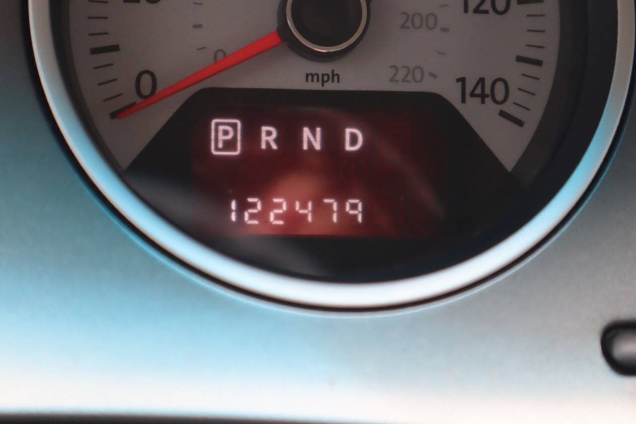 Used 2010 Volkswagen Routan SE FWD image 27