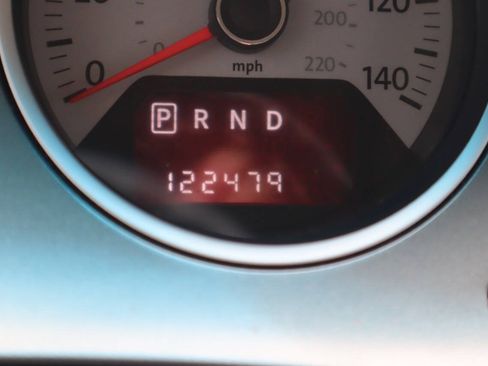 Used 2010 Volkswagen Routan SE FWD image 27