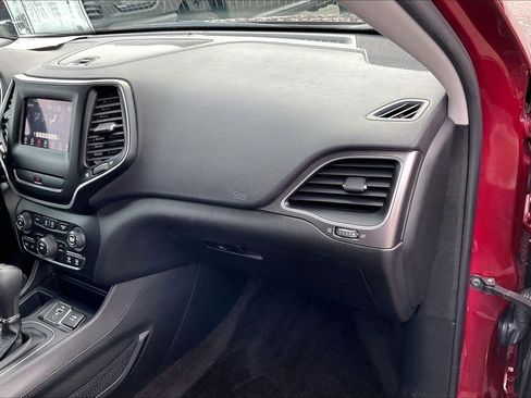 Certified 2019 Jeep Cherokee Latitude w/ Popular Appearance Group image 16