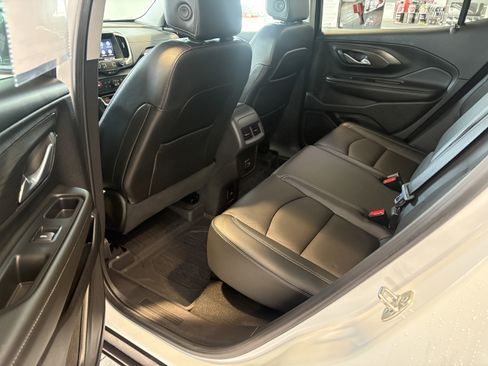 Used 2024 GMC Terrain SLT w/ Infotainment Package II image 17