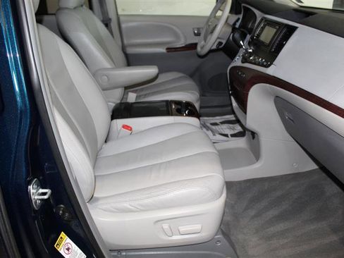 Used 2012 Toyota Sienna XLE FWD image 18