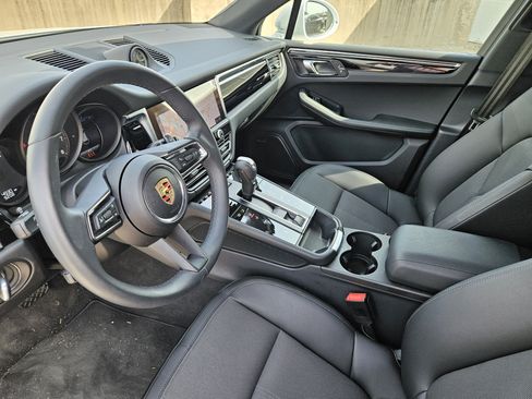 Certified 2025 Porsche Macan image 4