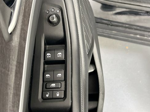 Used 2023 Jeep Grand Cherokee Limited w/ Black Appearance Package image 18