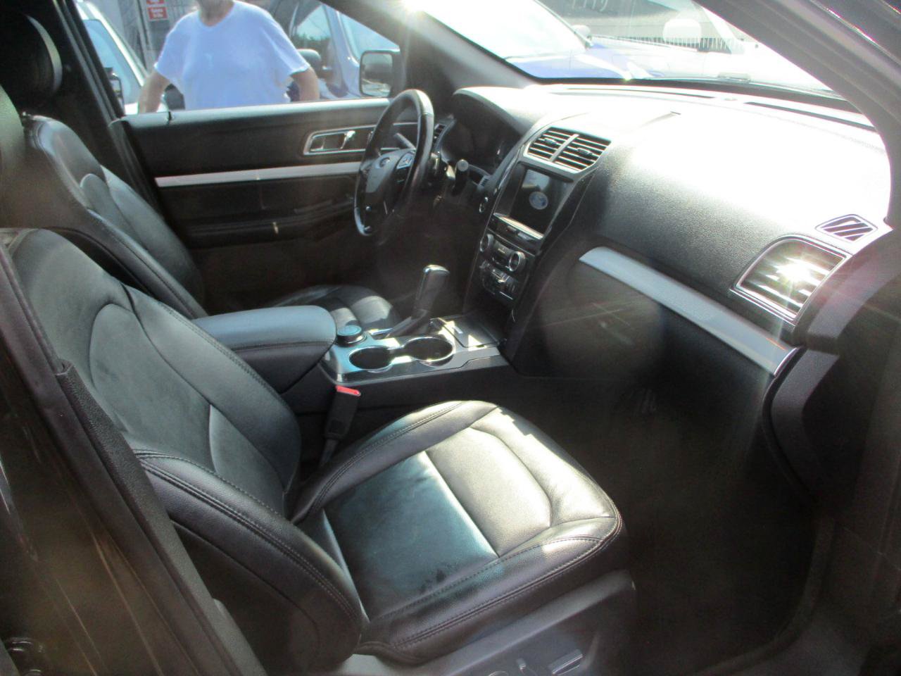 Used 2017 Ford Explorer XLT w/ Equipment Group 202A AWD/4WD image 8