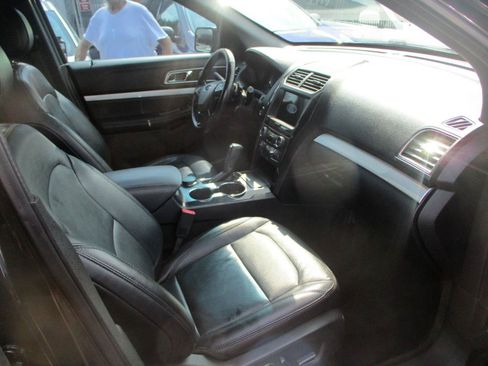 Used 2017 Ford Explorer XLT w/ Equipment Group 202A AWD/4WD image 8