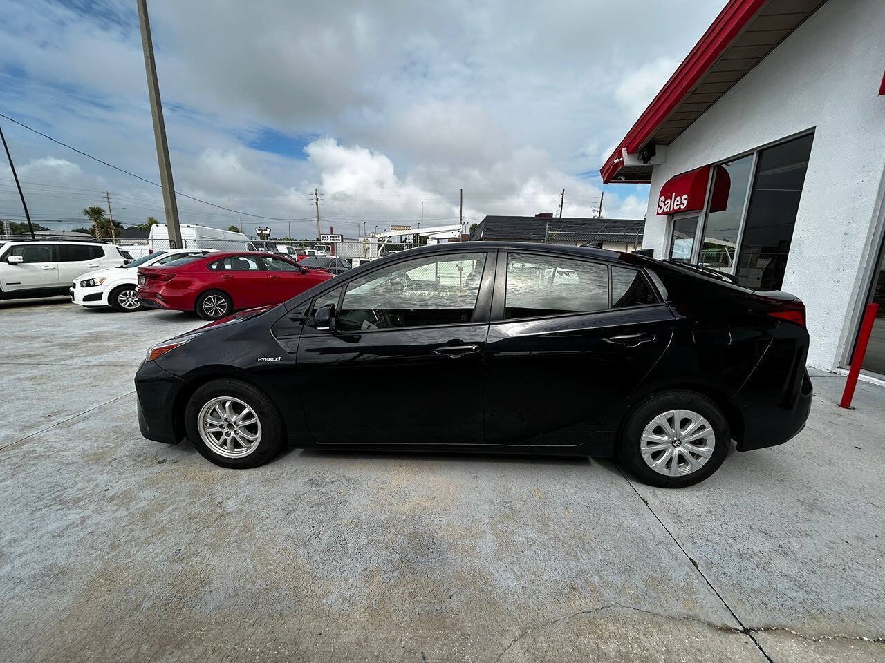 Used 2020 Toyota Prius LE FWD image 2