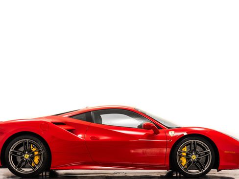Used 2018 Ferrari 488 GTB RWD image 2