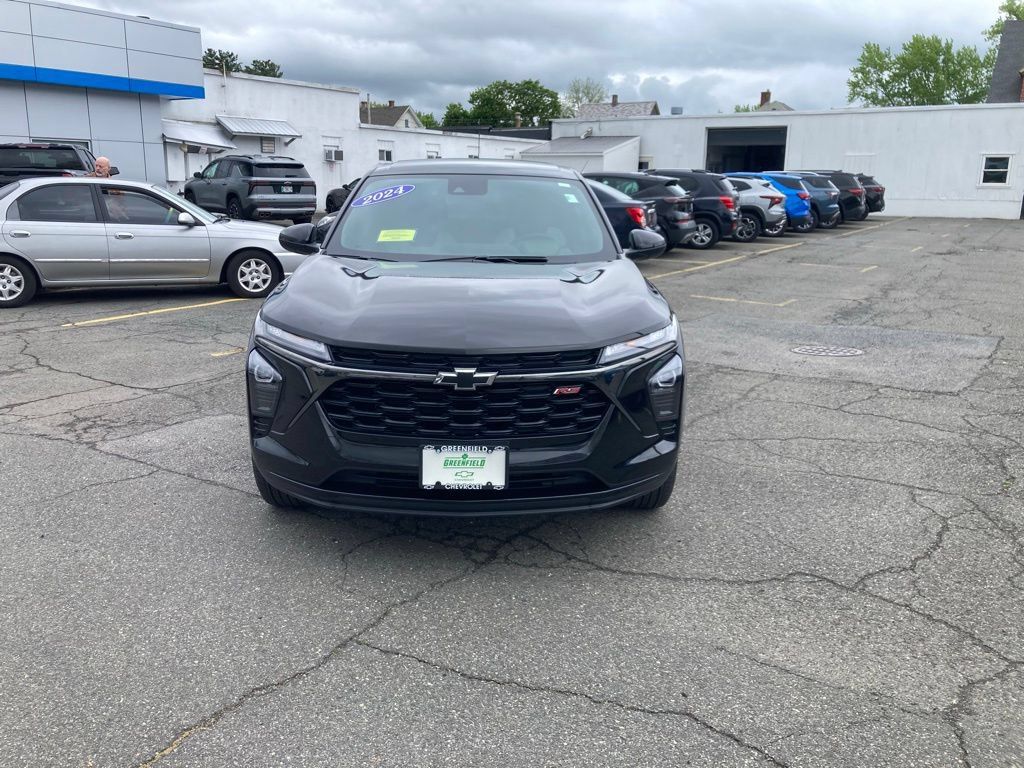 Used 2024 Chevrolet Trax RS w/ Driver Confidence Package FWD image 2