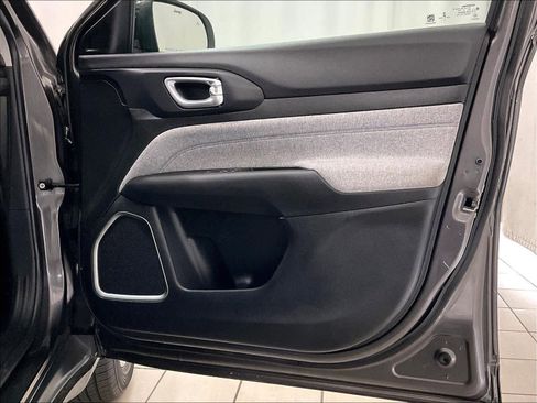 Used 2022 Jeep Compass Latitude w/ Mopar Graphics Package AWD/4WD image 12