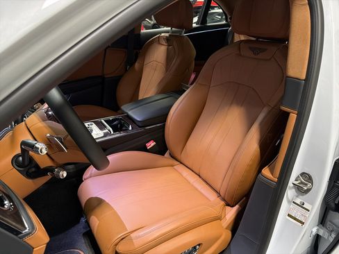 Used 2024 Bentley Flying Spur V8 image 17