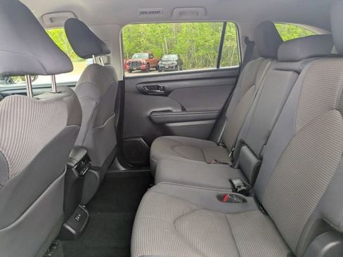 Used 2024 Toyota Highlander LE AWD/4WD image 15
