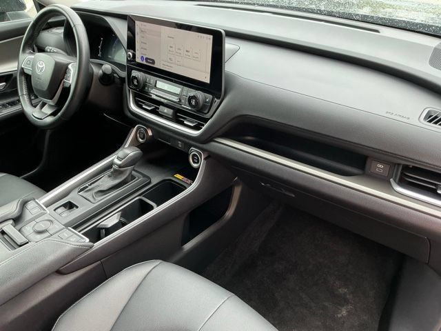 Used 2025 Toyota Grand Highlander AWD image 16