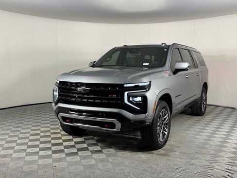 Used 2025 Chevrolet Suburban Z71 AWD/4WD image 3