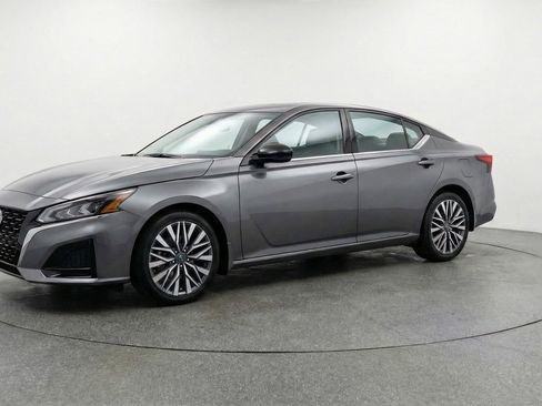 Used 2025 Nissan Altima 2.5 SV FWD image 3
