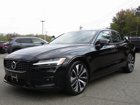 Used 2022 Volvo S60 B5 Momentum w/ Premium Package image 2